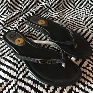 Guess flip flops - size 8
